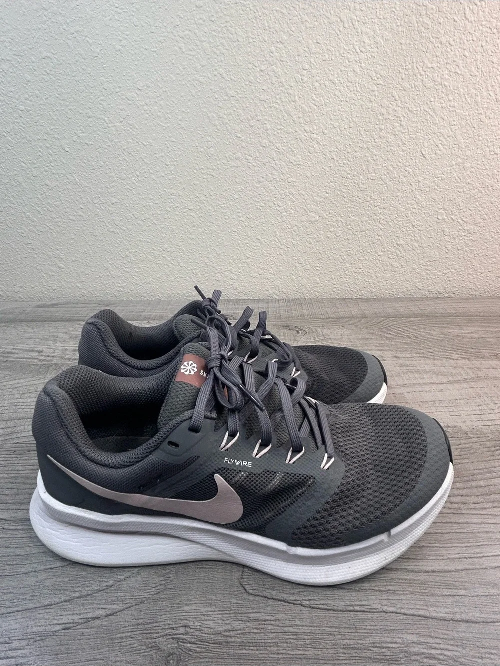 Nike Swift Running Shoes Women’s Gray Pink Flywire Athletic Sneakers Size 8